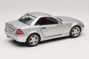 Mercedes SLK230 R170 AMG Roadster Hopea UT Models 1:18 26152 Metalli — kuva 3 / 8
