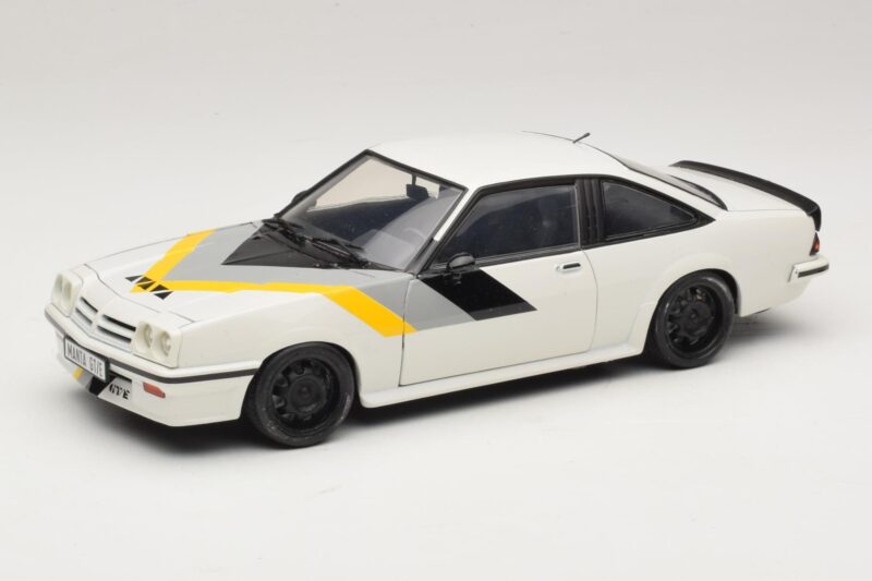 Opel Manta B GT/E Valkoinen Custom Mustat Vanteet Revell 1:18 08422 Metalli