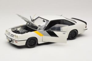 Opel Manta B GT/E Valkoinen Custom Mustat Vanteet Revell 1:18 08422 Metalli — kuva 2 / 8
