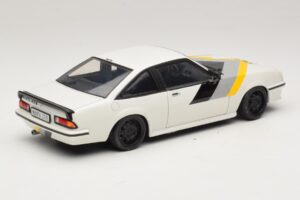 Opel Manta B GT/E Valkoinen Custom Mustat Vanteet Revell 1:18 08422 Metalli — kuva 3 / 8