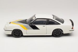 Opel Manta B GT/E Valkoinen Custom Mustat Vanteet Revell 1:18 08422 Metalli — kuva 4 / 8