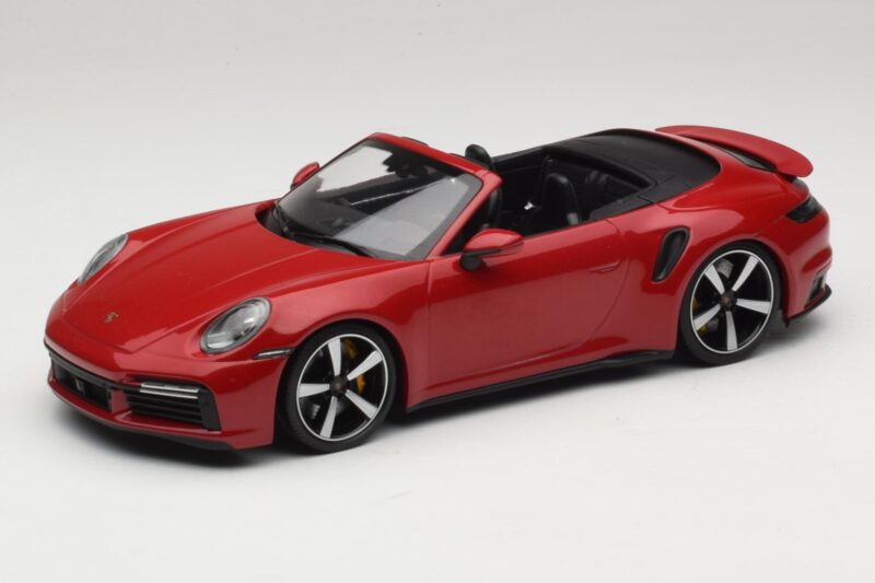 Porsche 911 992 Turbo S Avoauto Tummanpunainen Minichamps 1:18 PORSCHE007 Metalli