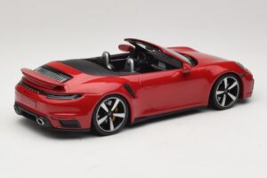 Porsche 911 992 Turbo S Avoauto Tummanpunainen Minichamps 1:18 PORSCHE007 Metalli — kuva 2 / 6