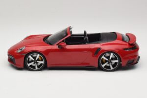 Porsche 911 992 Turbo S Avoauto Tummanpunainen Minichamps 1:18 PORSCHE007 Metalli — kuva 3 / 6