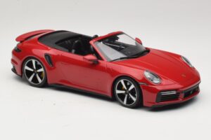 Porsche 911 992 Turbo S Avoauto Tummanpunainen Minichamps 1:18 PORSCHE007 Metalli — kuva 4 / 6