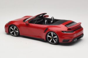 Porsche 911 992 Turbo S Avoauto Tummanpunainen Minichamps 1:18 PORSCHE007 Metalli — kuva 5 / 6