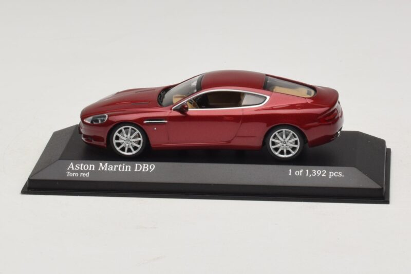 Aston Martin DB9 Punainen Metallinen Minichamps 1:43 400137340 Metalli