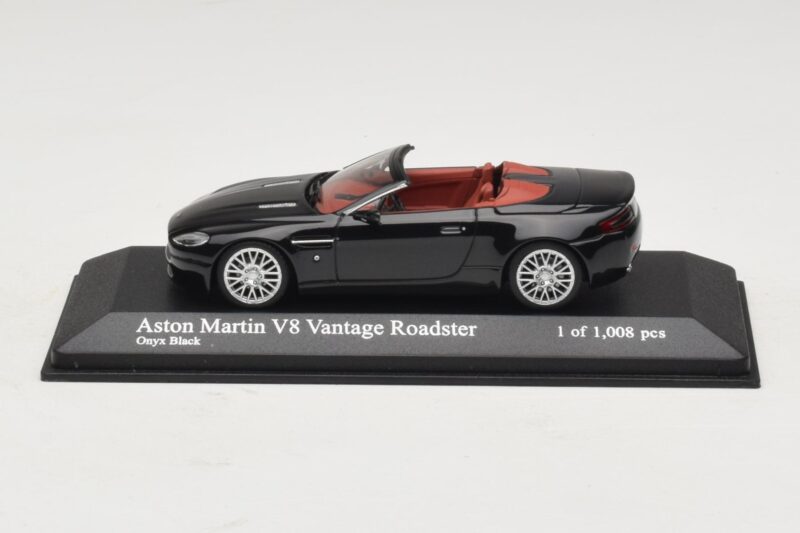 Aston Martin V8 Vantage Roadster Musta Metallinen Minichamps 1:43 Aston Martin V8 Vantage Roadster Musta Metallinen Minichamps 1:43 400137431 Metalli
