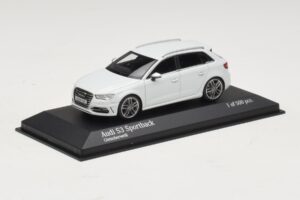Audi S3 8V Sportback Valkoinen Minichamps 1:43 437013010 Metalli — kuva 2 / 4