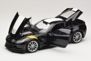 Chevrolet Corvette C7 Grand Sport Musta ja Valkoiset Raidat AUTOart 1:18 71273 Komposiitti — kuva 2 / 8