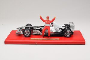 Ferrari F2004 #1 M. Schumacher Six Time World Champion 2004 Kromi Hopea Hot Wheels 1:18 C7332 Metalli — kuva 3 / 6