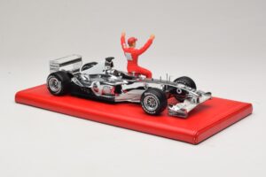 Ferrari F2004 #1 M. Schumacher Six Time World Champion 2004 Kromi Hopea Hot Wheels 1:18 C7332 Metalli — kuva 4 / 6