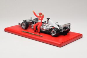 Ferrari F2004 #1 M. Schumacher Six Time World Champion 2004 Kromi Hopea Hot Wheels 1:18 C7332 Metalli — kuva 5 / 6