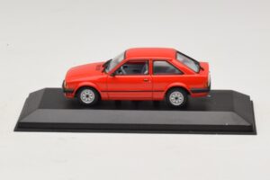 Ford Escort Mk3 3-ovinen Punainen Minichamps 1:43 400085000 Metalli