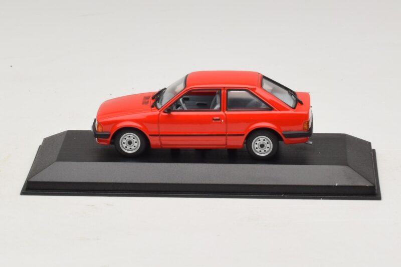 Ford Escort Mk3 3-ovinen Punainen Minichamps 1:43 400085000 Metalli