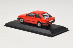 Ford Escort Mk3 3-ovinen Punainen Minichamps 1:43 400085000 Metalli — kuva 3 / 4
