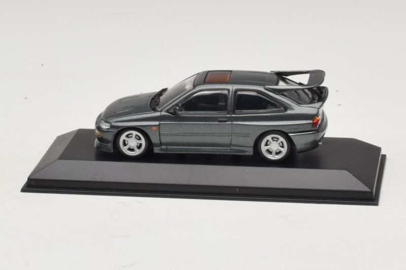 Ford Escort RS Cosworth Tummanvihreä Metallic Minichamps 1:43 Ford Escort RS Cosworth Tummanvihreä Metallic Minichamps 1:43 430086300 Metalli