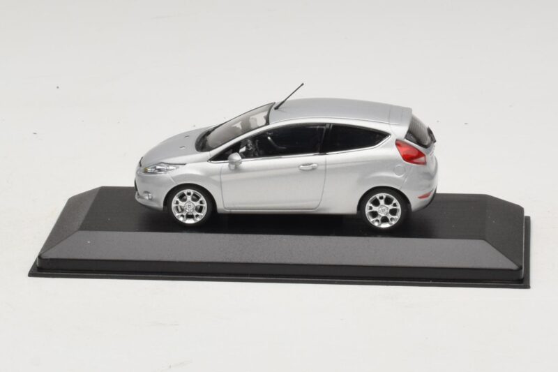 Ford Fiesta Mk7 Moondust Silver Metallic Minichamps 1:43 403088003 Metalli
