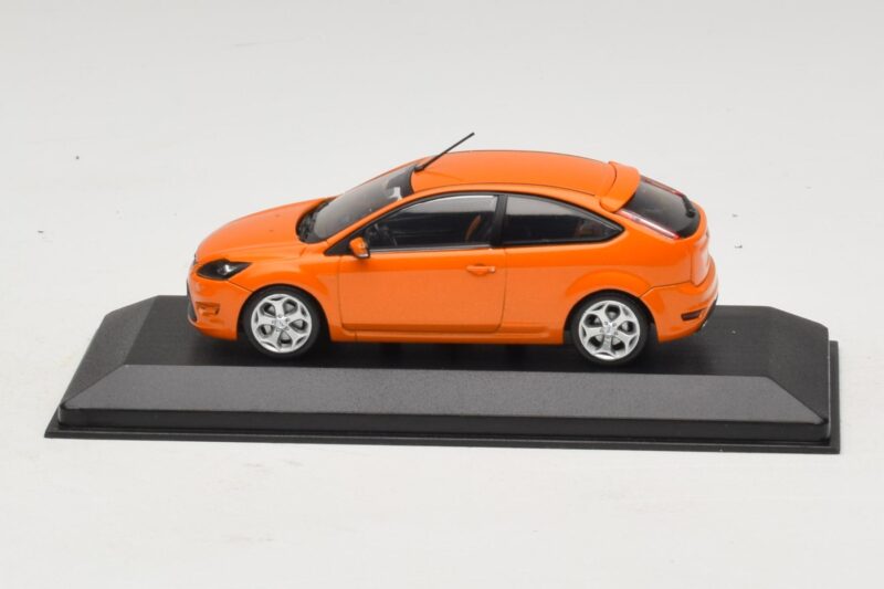 Ford Focus ST Mk2 Electric Orange Korvaava Pakkaus Minichamps 1:43 400087302-R1 Metalli