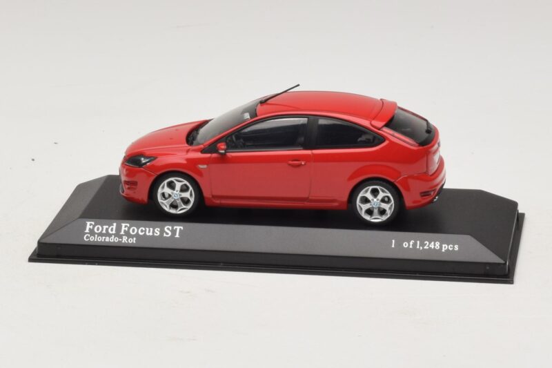 Ford Focus ST Mk2 Punainen Minichamps 1:43 400087301 Metalli