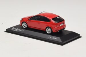 Ford Focus ST Mk2 Punainen Minichamps 1:43 400087301 Metalli — kuva 3 / 4