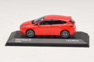 Ford Focus ST Mk3 Punainen Minichamps 1:43 410081001 Metalli