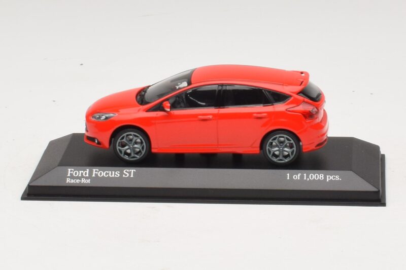 Ford Focus ST Mk3 Punainen Minichamps 1:43 410081001 Metalli