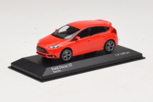 Ford Focus ST Mk3 Punainen Minichamps 1:43 410081001 Metalli — kuva 2 / 4