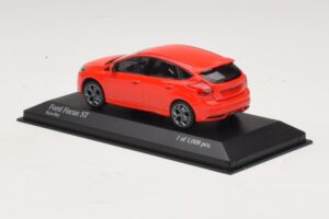 Ford Focus ST Mk3 Punainen Minichamps 1:43 410081001 Metalli — kuva 3 / 4