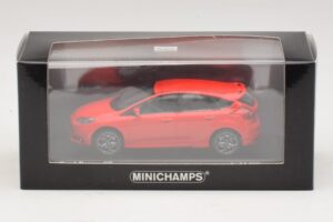 Ford Focus ST Mk3 Punainen Minichamps 1:43 410081001 Metalli — kuva 4 / 4