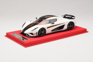 Koenigsegg Regera Valkoinen Mustalla Hiilikuidulla FrontiArt 1:18 REMC043 Hartsi