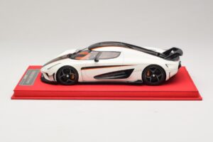 Koenigsegg Regera Valkoinen Mustalla Hiilikuidulla FrontiArt 1:18 REMC043 Hartsi — kuva 3 / 7