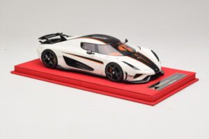 Koenigsegg Regera Valkoinen Mustalla Hiilikuidulla FrontiArt 1:18 REMC043 Hartsi — kuva 4 / 7
