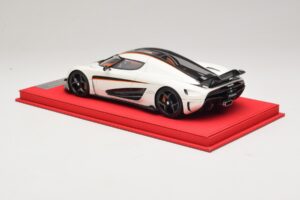 Koenigsegg Regera Valkoinen Mustalla Hiilikuidulla FrontiArt 1:18 REMC043 Hartsi — kuva 5 / 7