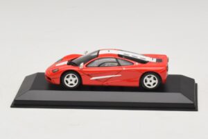 McLaren F1 Punainen Valkoisilla Raidoilla Minichamps 1:43 MCLAREN005 Metalli — kuva 3 / 4