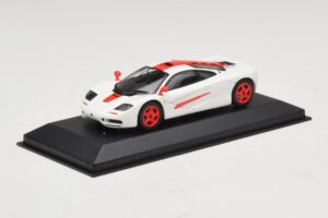 McLaren F1 Valkoinen Punaisilla Raidoilla Minichamps 1:43 MCLAREN003 Metalli