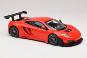 McLaren MP4-12C GT3 Punainen 2013 Minichamps 1:18 151121392 Metalli — kuva 4 / 6