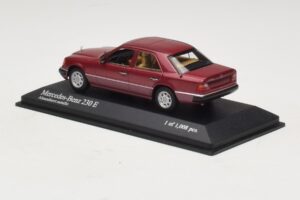Mercedes 230E W124 Punainen Metallinen Minichamps 1:43 400037001 Metalli — kuva 3 / 4