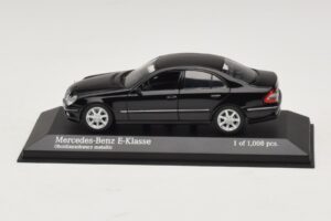 Mercedes E-Class W211 Musta Metallinen Minichamps 1:43 400036001 Metalli