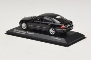Mercedes E-Class W211 Musta Metallinen Minichamps 1:43 400036001 Metalli — kuva 3 / 4