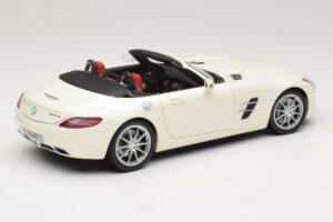 Mercedes SLS AMG Roadster Mystic White II Minichamps 1:18 B66960079 Metalli — kuva 4 / 9