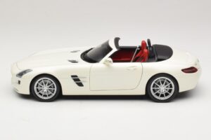 Mercedes SLS AMG Roadster Mystic White II Minichamps 1:18 B66960079 Metalli — kuva 5 / 9