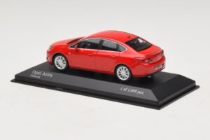 Opel Astra J Punainen Minichamps 1:43 410042001 Metalli — kuva 3 / 4