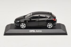 Opel Astra J Musta Minichamps 1:43 ASTRA006 Metalli