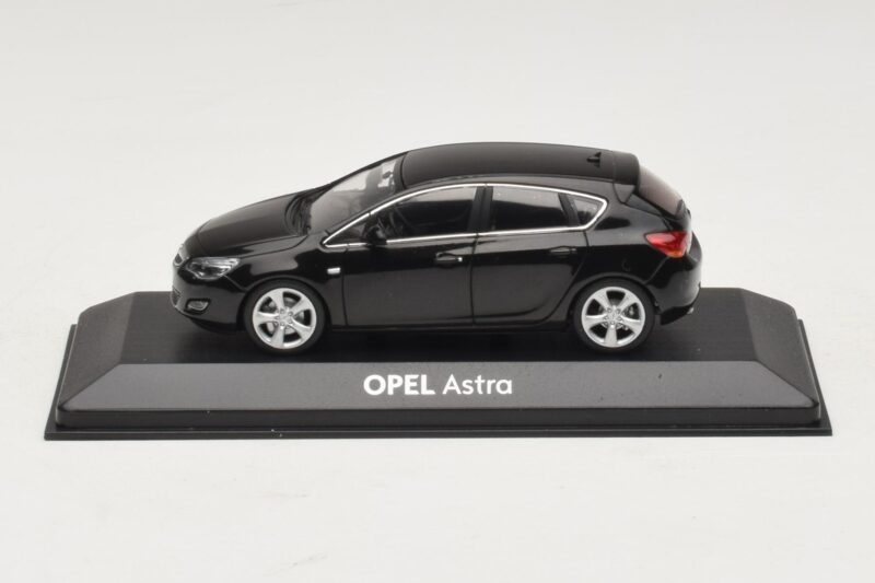 Opel Astra J Musta Minichamps 1:43 ASTRA006 Metalli