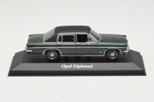 Opel Diplomat B Tummanvihreä Maxichamps 1:43 940046070 Metalli