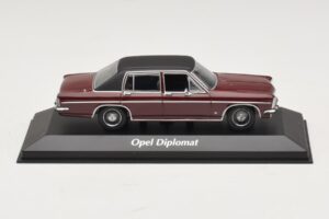 Opel Diplomat B Tummanpunainen Maxichamps 1:43 940046071 Metalli