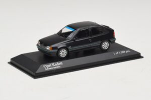 Opel Kadett E Black Metallic Minichamps 1:43 400045901 Metalli — kuva 2 / 4