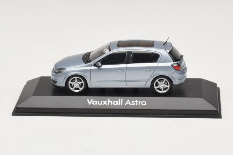 Vauxhall Astra H Sedan Vaaleansininen Metallinen Minichamps 1:43 ASTRA007 Metalli