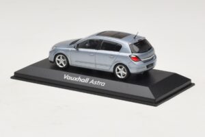 Vauxhall Astra H Sedan Vaaleansininen Metallinen Minichamps 1:43 ASTRA007 Metalli — kuva 3 / 4